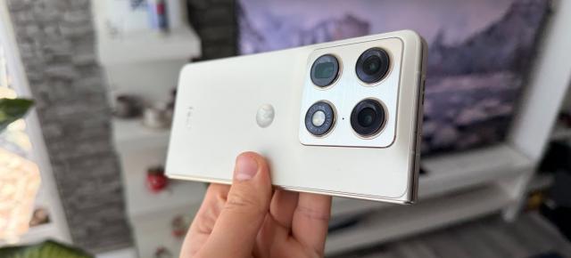 Motorola RAZR Fold: Design elegant marcat de nuanțe Pantone, ediție FIFA World Cup