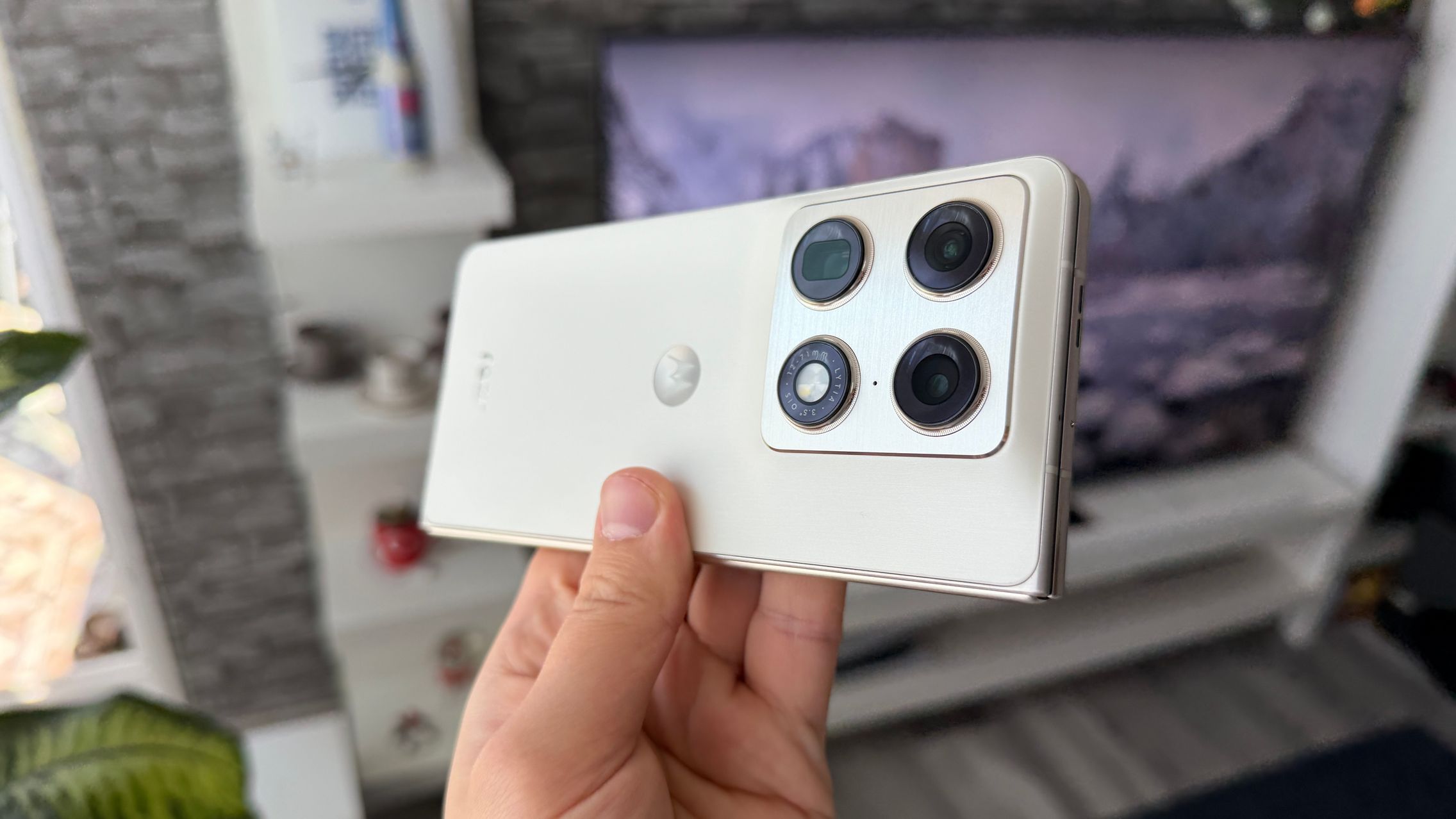 Motorola RAZR Fold: Design elegant marcat de nuanțe Pantone, ediție FIFA World Cup