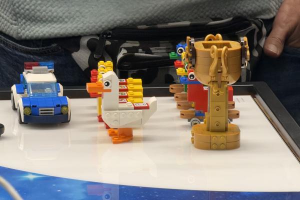 Am pus mâna pe LEGO Smart Brick, „cărămida” care schimbă modul în care ne jucăm pe vecie