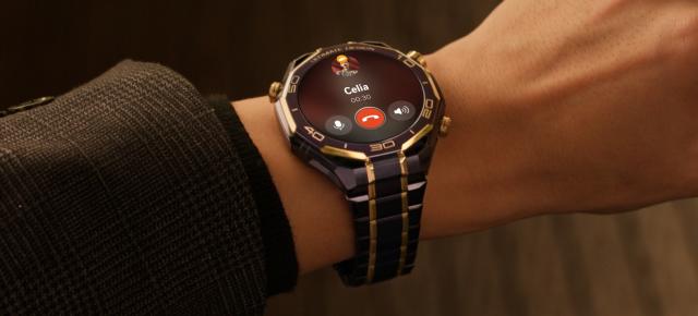 Cât costă ceasul de bogaţi cu mult aur Huawei Watch Ultimate Design Royal Gold în România? 