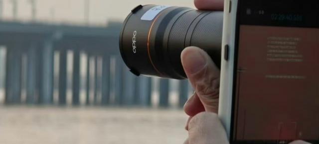 Oppo Find X9 Ultra fotografiat în acțiune, cu accesoriu telephoto de 300mm atașat pe cameră