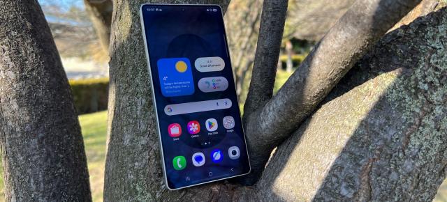 Şi One UI 9 se va inspira din iOS 26, aducând extra transparenţă, look de "sticlă"