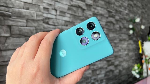 <b>Snapdragon în loc de Dimensity pe edge 70 Fusion; Motorola schimbă procesorul și urcă bateria la 7000 mAh</b>Motorola pregătește extinderea seriei edge 70, iar modelul Edge 70 Fusion pare că e aproape gata de lansare. Evan Blass (@evleaks) este cel care ne aduce informații despre noul terminal, care aparent va avea un design familiar 