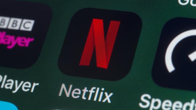 <b>Doomscrolling ca pe TikTok, curând în aplicația Netflix; Compania pare că vizează o extindere spre microdramaturgie</b>Netflix a confirmat oficial că aplicația sa va primi în 2026 un feed vertical cu clipuri scurte, inspirat direct din mecanicile TikTok. Funcția e testată deja încă din luna mai a anului trecut și va permite utilizatorilor să deruleze fără oprire prin