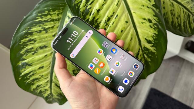 <b>HONOR Magic8 Pro: Display mai mic, foarte luminos şi multe protecţii pentru ochi, creier</b>HONOR Magic8 Pro vine cu un ecran mai mic decât cel al predecesorului, la 6.71 inch faţă de 6.8 inch. Astfel, telefonul devine şi un pic mai compact. Rămâne totuşi un panou OLED LTPO, care afişează 1 miliard de culori, are refresh 