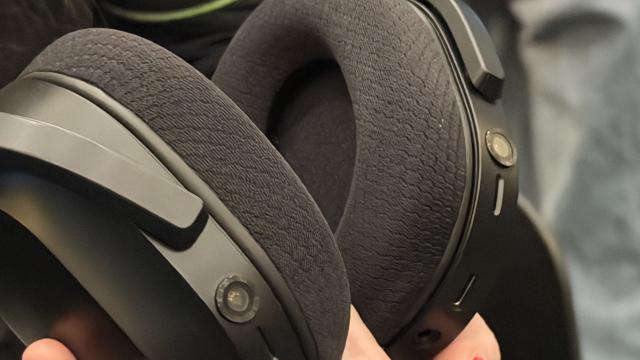 <b>"Hey chat, ce gătesc azi?"; Cele mai smart căşti văzute de mine sunt Razer Project Motoko (Video Hands on CES 2026)</b>Unul dintre cele mai tari gadgeturi pe care le-am testat la CES 2026 este Project Motoko de la Razer. La prima vedere pare o pereche de căşti ca Razer Black Shark V3 Pro, doar că au camere montate pe cupe. Am mai scris de ele