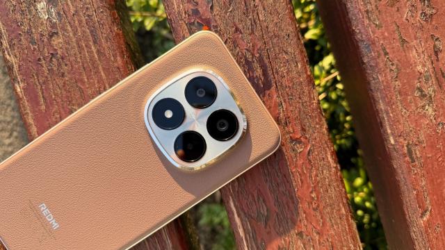 <b>Redmi Note 15 Pro+ 5G: Cameră duală, cu senzor principal de 200 megapixeli pus să facă de toate</b>Redmi Note 15 Pro+ are câteva diferențe la nivel foto față de fratele său din China care sosea cu 50 mpx wide, OIS + 50 mpx telephoto, zoom optic 2.5x + 8 mpx ultra-wide. Varianta globală păstrează camera de 8 mpx ultra-wide 