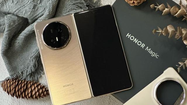 <b>Honor Magic V6 vine la MWC 2026 în Barcelona! Design ultra-subțire și baterie de 7000 mAh acum confirmate pentru cel mai nou pliabil al companiei</b>După ce Honor a lansat în China modelele Magic 8 RSR și Magic 8 Air, iată că vine și în Europa Honor Magic V6, noul pliabil de top al companiei. Va debuta la MWC 2026, în Barcelona, alături de acel telefon „robot” pe care l-am mai văzut în formă