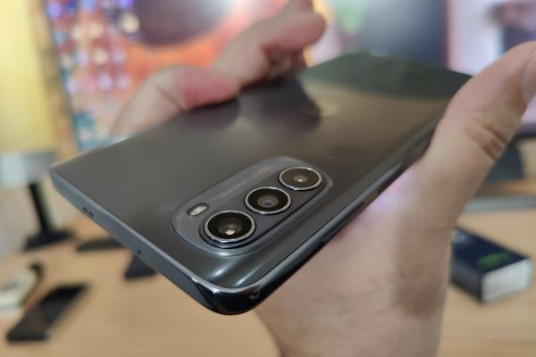 Motorola Moto G52 Unboxing: telefon entry level cu ecran AMOLED şi cameră de 50 MP, Android 12 curat