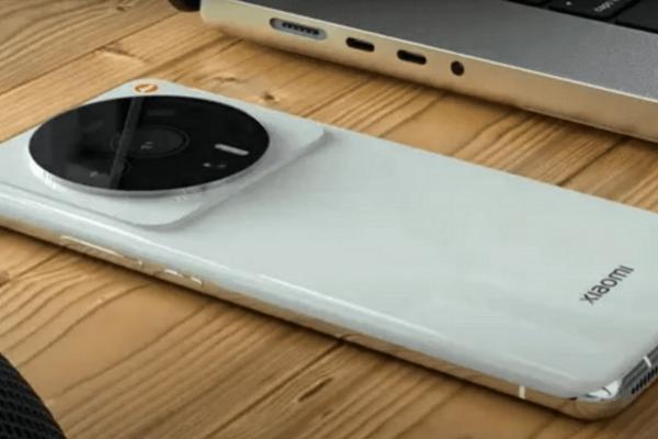 Xiaomi 12 Ultra apare în fotografii hands on proaspete, cu o cameră uriaşă şi protuberantă