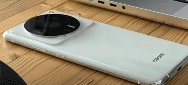 Xiaomi 12 Ultra apare în fotografii hands on proaspete, cu o cameră uriaşă şi protuberantă