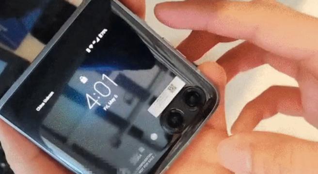 <b>Cât va costa noul smartphone pliabil Motorola RAZR 3 și pe ce variante de culoare vine?</b>Motorola lucrează în prezent și la un nou smartphone pliabil, model intitulat Motorola RAZR 3 pe care de curând l-am văzut într-un video hands-on, cu schimbări importante față de predecesorul. Pentru început se renunță 