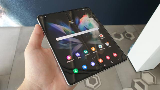 <b>Samsung Galaxy Z Fold 3 primeşte o actualizare software care îmbunătăţeşte camera; Vine update-ul de securitate pe iunie 2022</b>Vară se numără actualizările de software iar Samsung tocmai a oferit una telefonului pliabil Galaxy Z Fold 3. Acesta este unul dintre ultimele update-uri până la sosirea lui Galaxy Z Fold 4 în luna august. Aduce îmbunătăţiri ale camerei