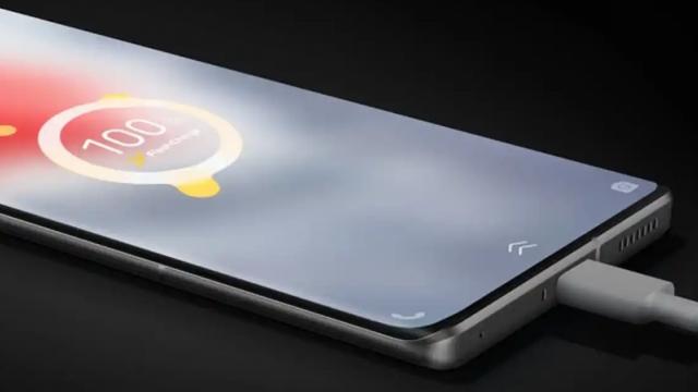 <b>Cât de rapidă e tehnologia de alimentare la 200W pe fir? iQOO 10 Pro s-ar încărca în doar 12 minute de la 0 la 100%</b>Deși producătorii evită să integreze baterii de capacitate mare pe smartphone-uri, iată că tehnologiile de alimentare continuă să evolueze. În prezent există modele ce se încarcă la 150W pe fir precum realme GT Neo3, dar vivo vrea să aducă curând pe piață