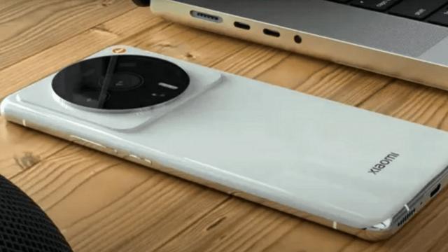 <b>Xiaomi 12 Ultra apare în fotografii hands on proaspete, cu o cameră uriaşă şi protuberantă</b>Xiaomi 12 Ultra nu a dus lipsă de scăpări până acum şi a apărut în randări, fotografii de produs şi specificaţii. E aşteptat în luna iulie şi va inaugura parteneriatul dintre Xiaomi şi Leica. Până atunci azi vedem o serie de fotografii hands on proaspete