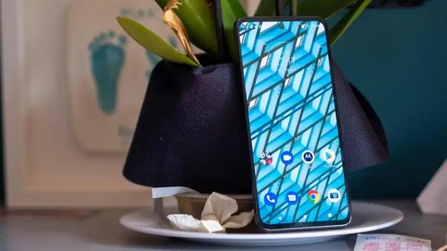 <b>Motorola Edge 30 Lite are designul dezvăluit înainte de debut; O randare cu telefonul își face apariția pe web</b>Motorola a lansat sub seria Edge 30 deja două modele. În prim plan se află Motorola Edge 30 Pro, flagship-ul inaugural al procesorului Snapdragon 8 Gen 1, lansat la începutul acestui an la nivel global. A urmat apoi Motorola Edge 30, telefon