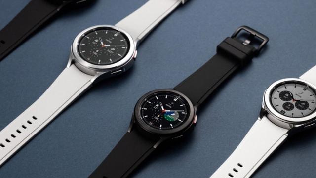 <b>Samsung Galaxy Watch5 va fi mai scump față de predecesor; Iată cât vor costa ceasurile din serie și ce nuanțe vom primi</b>Conform zvonurilor, alături de telefoanele pliabile Galaxy Z Fold 4, respectiv Z Flip 4, Samsung va prezenta și noi smartwatch-uri sub seria Galaxy Watch5. Au avut parte de câteva scăpări până acum și se vehiculează un upgrade la nivel de baterie