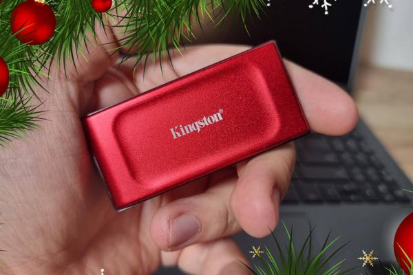 Roșu ca sărbătorile, rapid ca sania lui Moș Crăciun: Kingston XS1000R e un SSD compact și performant, un cadou ideal de pus sub brad