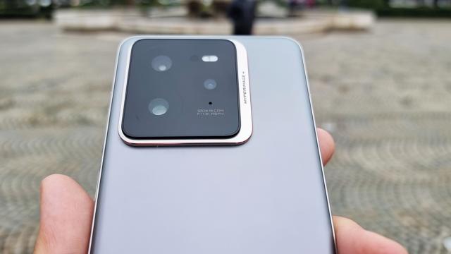 <b>realme GT 7 Pro: Cameră cu rezultate bune sau chiar foarte bune, dar cu mici neajunsuri ici-colo</b>realme GT 7 Pro se poziționează ca hardware, dar și ca preț, drept camera-phone. Se duelează astfel în 2025 cu modele de top precum iPhone 16 Pro Max, Galaxy S25 Ultra, OnePlus 13. Ce ne oferă? Începem cu o cameră selfie de 16 MP integrată în decupaj