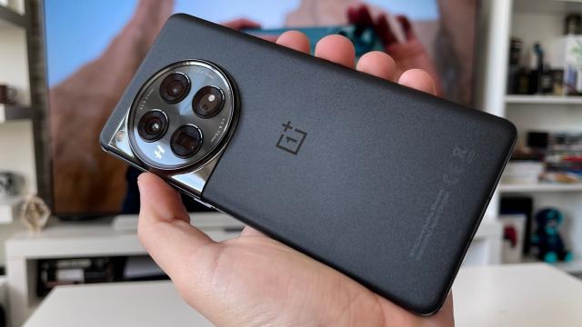 <b>OnePlus 12 primeşte extra funcţii AI, odată cu OxygenOS 15</b>OnePlus 12 a debutat la început de an 2024 şi ca atare nu a avut timp să prindă din plin hype-ul funcţionalităţii AI. O face acum pe final de an, când primeşte o actualizare importantă, care îi aduce extra funcţii AI. Ea vine la pachet cu un sub-update