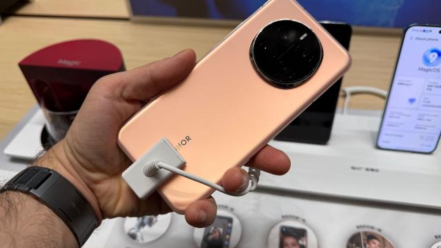 <b>HONOR Magic7 Hands On: ce e diferit faţă de versiunea Pro? (Video)</b>HONOR Magic7 e un telefon care nu va ajunge în Europa, să fie clar asta. Am pus totuşi mâna pe el când am fost în China, pentru a vedea ce oferă HONOR ca telefon flagship de bază. Lumea se întreabă "ce e diferit faţă de Pro?". În anumite moduri