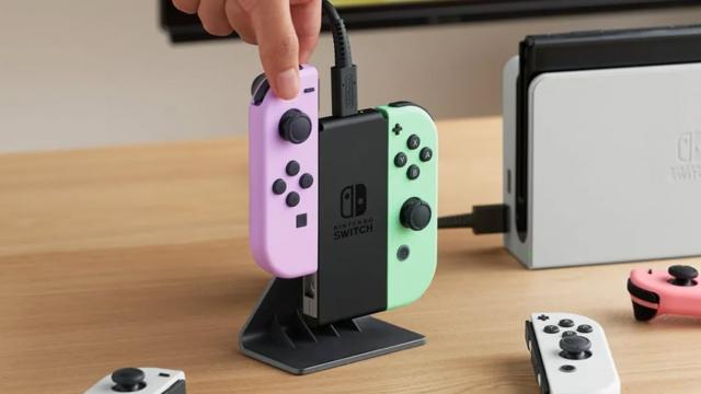 <b>Nintendo Switch 2 primește controllere cu design nou; Iată fotografii!</b>Nintendo Switch 2 a primit o sumedenie de scăpări și am putea spune deja că întârzie, având în vedere că predecesorul său a venit în martie 2017. Consensul este că avem un debut în martie 2025, iar cea mai nouă scăpare ne prezintă controllere cu design