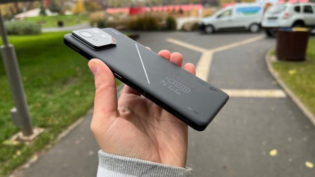 <b>ASUS ROG Phone 9 Pro: Benchmark-uri de campion la categoria Elite, Snapdragon 8 Elite</b>ASUS ROG Phone 9 Pro este printre primele telefoane cu procesor Qualcomm Snapdragon 8 Elite la bord. Acest cipset aduce premiera unor nuclee Oryon, lăsându-le în urmă pe cele ARM clasice. Are 8 nuclee, tehnologie de 3 nanometri 