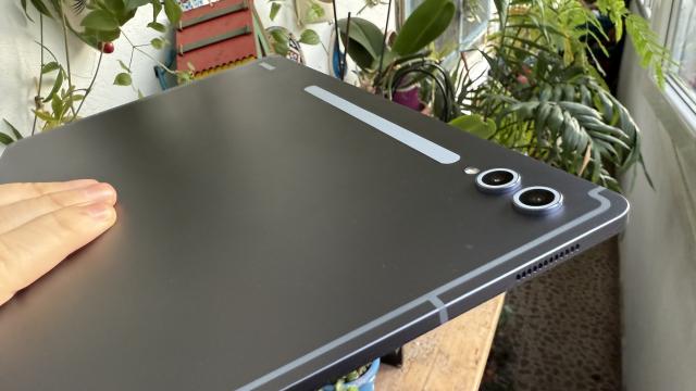 <b>Samsung Galaxy Tab S10 Ultra: Acustica quad e reverberantă, plină de bas</b>Tabletele momentului, cu cât sunt mai mari, cu atât oferă o incinta acustica mai generoasă. Este şi cazul aici, la Samsung Galaxy Tab S10 Ultra, care are speakere generoasă, chiar dacă în ziua de azi poate părea "puţin" să ai 4 difuzoare