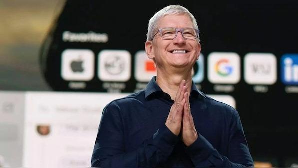 <b>Tim Cook dezvăluiri despre „Apple Intelligence”: Inteligența artificială a companiei e în lucru din 2017</b>Tim Cook, CEO-ul Apple, a oferit recent câteva detalii interesante despre viziunea companiei pentru viitor, subliniind accentul tot mai mare pus pe inteligența artificială (AI) și pe inovațiile în sănătate. Într-un interviu, Cook a dezvăluit că Apple..