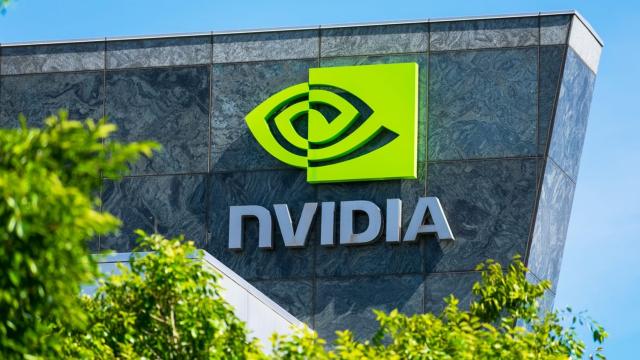 <b>SUA și China într-un război tehnologic pentru dezvoltarea AI; NVIDIA intră sub lupa Chinei</b>China a lansat o investigație antitrust care vizează NVIDIA, lider mondial când vine vorba de cipseturi destinate pieței AI. Ei bine, acest pas vine pe fondul intensificării competiției tehnologice între SUA și China, ambele țări considerând dezvoltarea