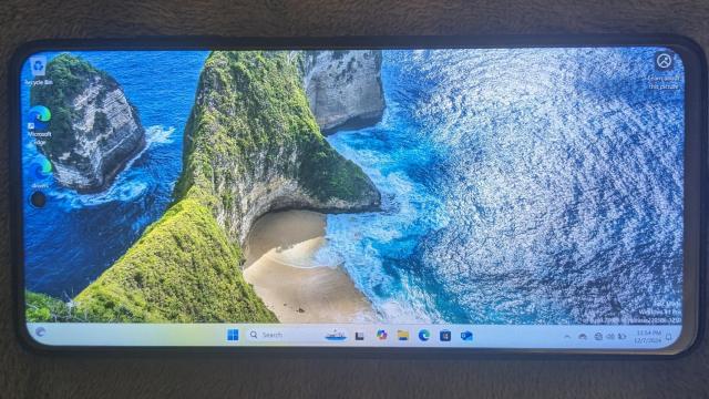 <b>Anumite smartphone-uri pot rula Windows 11 for ARM, însă experiența de utilizare nu e tocmai plăcută</b>Odată cu lansare procesoarelor Qualcomm dedicate laptopurilor, Microsoft a anunțat Windows 11 for ARM. Această versiune e special concepută pentru CPU-uri cu nuclee ARM, modele Snapdragon lansate „recent”. Ei bine, pare că arhitectura folosită de către Qu