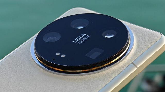 <b>Xiaomi 15 Ultra: Cameră telephoto de 200 MP cu senzor nou, lansare confirmată pentru februarie 2025</b>Xiaomi 15 Ultra promite să fie un flagship impresionant, iar acum apar noi detalii despre camera sa telephoto. Potrivit informațiilor recente, acest model nu va folosi senzorul Samsung HP9, așa cum era speculat, ci un CMOS dezvoltat în colaborare de..