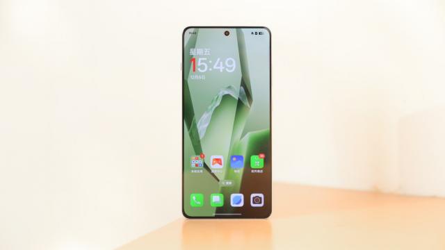 <b>OnePlus Ace 5 prezentat în fotografii reale, cu ecran plat și muchii foarte înguste</b>Chiar dacă este decembrie asta nu înseamnă că lansările de smartphone-uri se opresc. OnePlus este una dintre companiile care ne pregătește noutăți pe final de an, iar pe listă se află seria de smartphone-uri Ace 5 care mai nou ar include și un