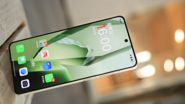 <b>OnePlus Ace 5 are o parte dintre dotări dezvăluite, dar sunt vești rele pentru varianta sa globală numită OnePlus 13R</b>Campania de teasing pentru OnePlus Ace 5 este în toi și asta înseamnă că aflăm și noi detalii pe zi ce trece, în așteptarea debutului din China care ar putea avea loc chiar pe parcursul acestei săptămâni. Astăzi descoperim o parte dintre 