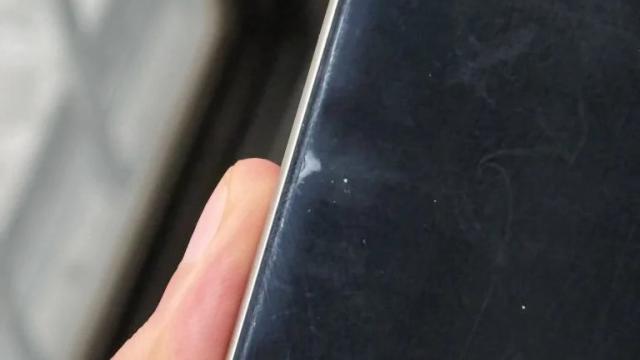 <b>Apar probleme cu protecția anti-reflexie de pe ecranul lui Samsung Galaxy S24 Ultra, care este predispusă la uzură</b>Una dintre noutățile aduse de Samsung în cazul lui Galaxy S24 Ultra a fost și acea protecție anti-reflexie, un strat special prin care s-a redus glare-ul și care face ecranul să arate într-un mare fel. La nici un an distanță de la debut se pare că 