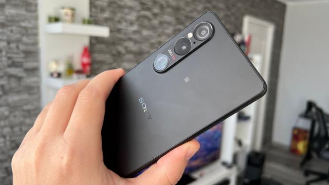 <b>Sony Xperia 1 VI: Spunem adio formatului "telefomandă", un telefon mai comod de ținut în mână</b>Sony a insistat ani la rând pe formatul îngust și pe display-urile 21:9, dar în 2024 lucrurile s-au schimbat și a apărut astfel modelul flagship Sony Xperia 1 VI care trece la un ecran 19.5:9, formatul adoptat de multe alte telefoane de pe piață